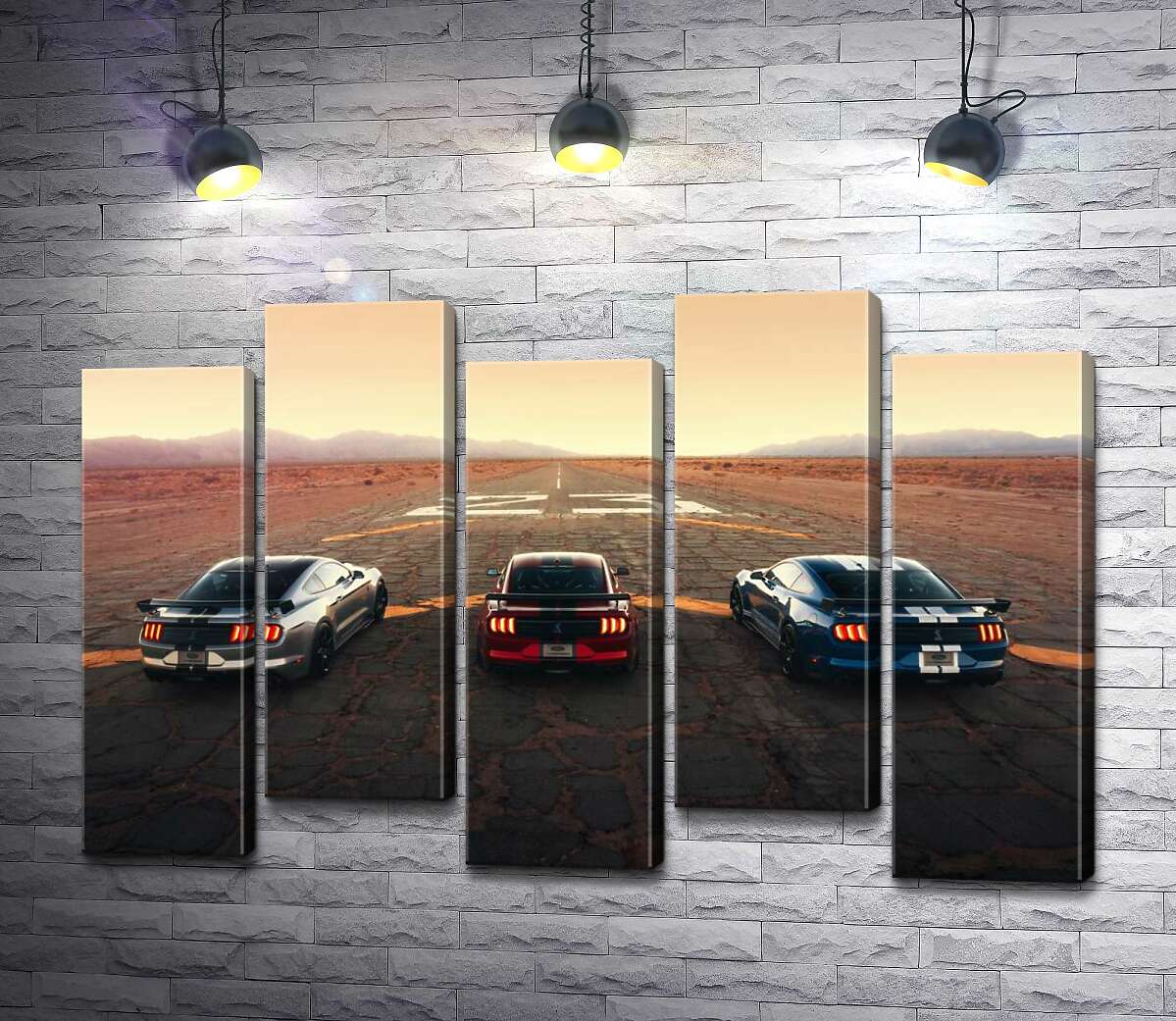 модульная картина Гоночные автомобили Ford Mustang Shelby GT500 на старой дороге (Модуль №30)