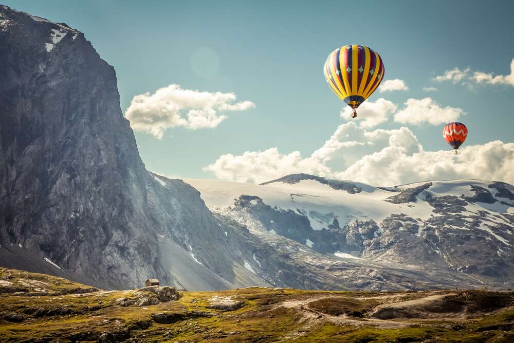 картина-постер Повітряні кулі серед засніжених гір Ісландії