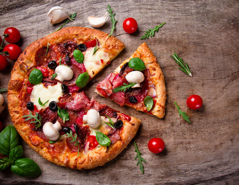 картина-постер Хрустящая пицца с грибами, моцареллой и беконом