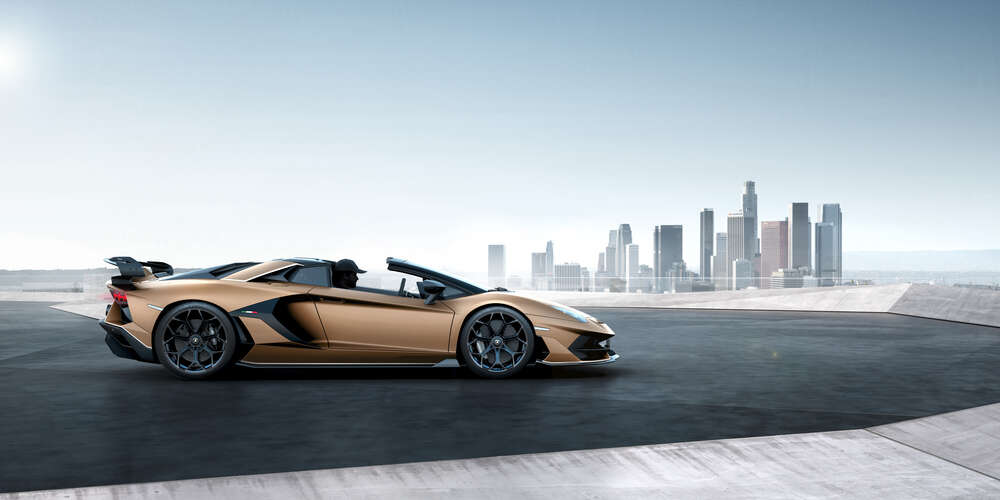 картина-постер Золотой автомобиль Ламборгини (Lamborghini Aventador) с черными элементами