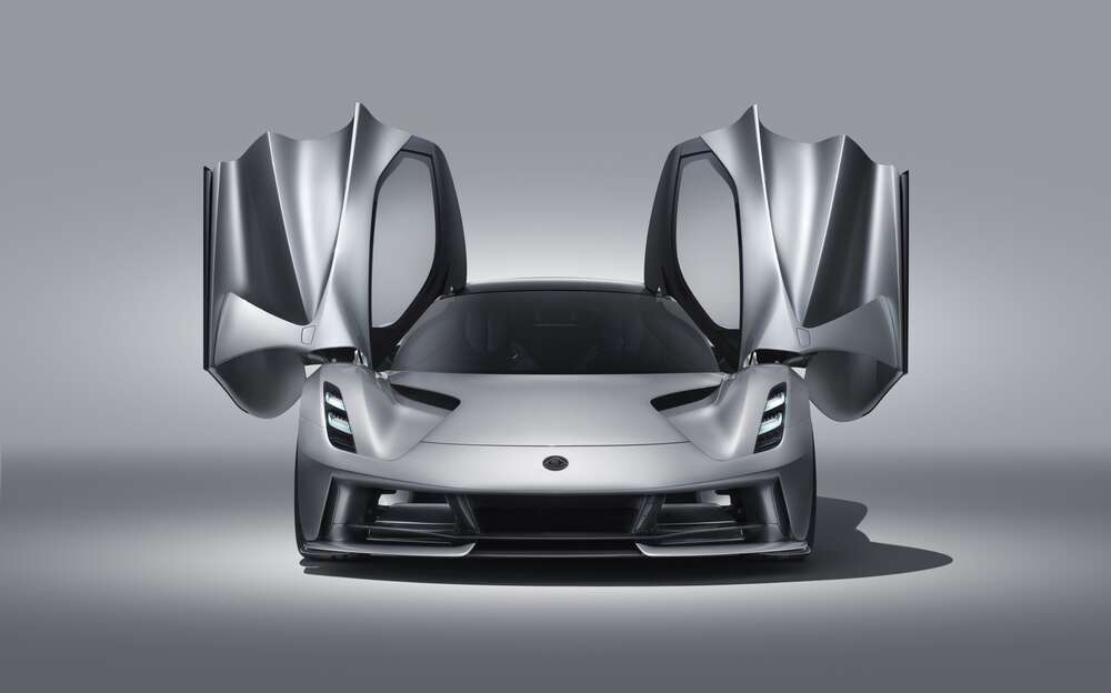 картина-постер Витонченість форм спортивного автомобіля Lotus Evija