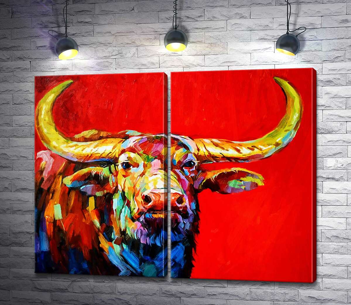модульная картина Золотые оттенки рогов буйвола в контрасте с красным фоном