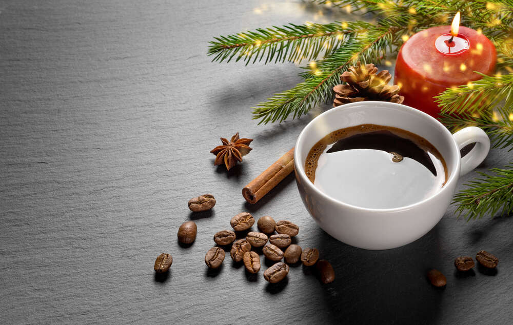 картина-постер Різдвяний настрій з чашкою кави та гілками ялинки