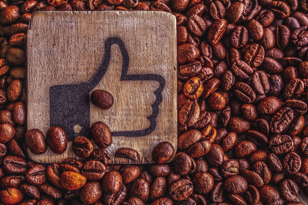 картина-постер Деревянный знак "Like" среди аромата кофейных зерен