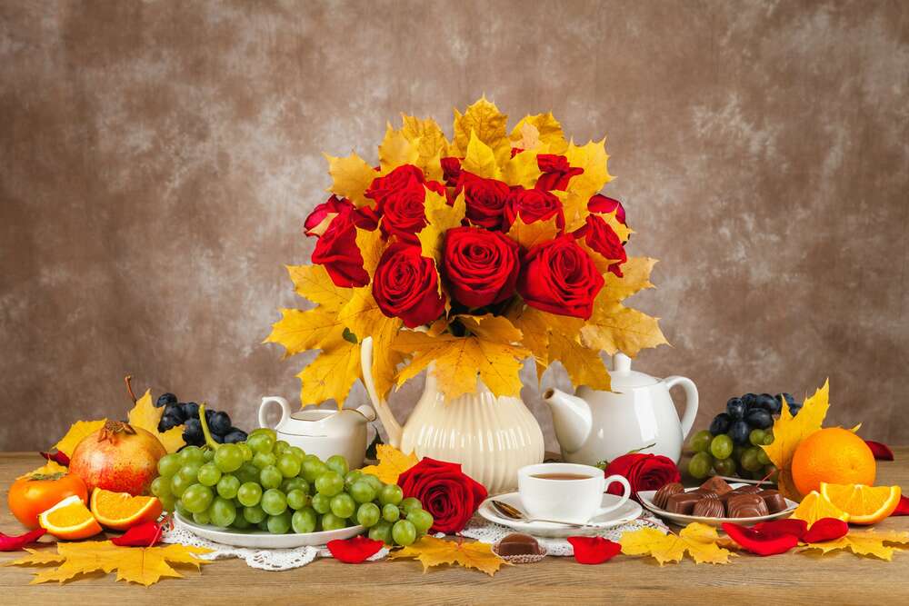 картина-постер Осенний натюрморт с кленовыми листьями, букетом роз, виноградом и чаем