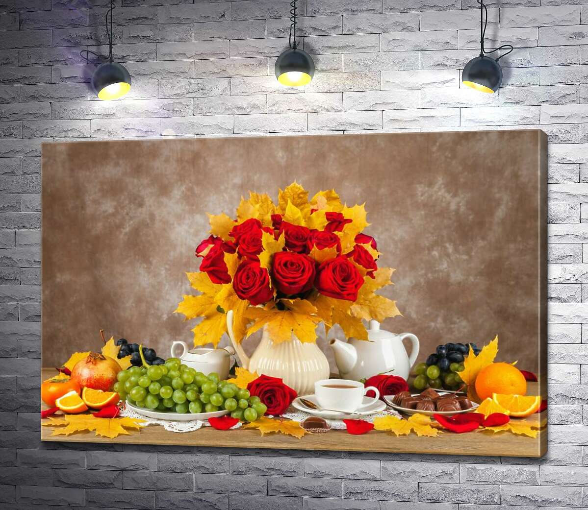 картина Осенний натюрморт с кленовыми листьями, букетом роз, виноградом и чаем