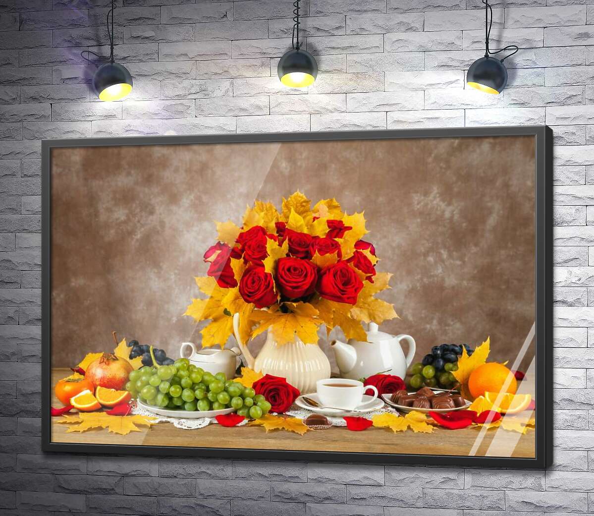 постер Осенний натюрморт с кленовыми листьями, букетом роз, виноградом и чаем