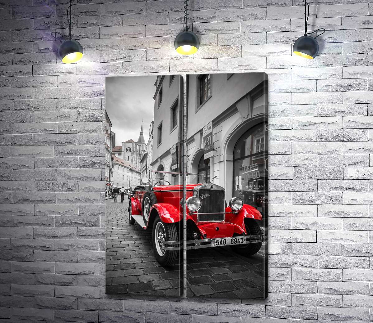 модульная картина Красная яркость ретро-автомобиля Praga Alfa на улицах Праги