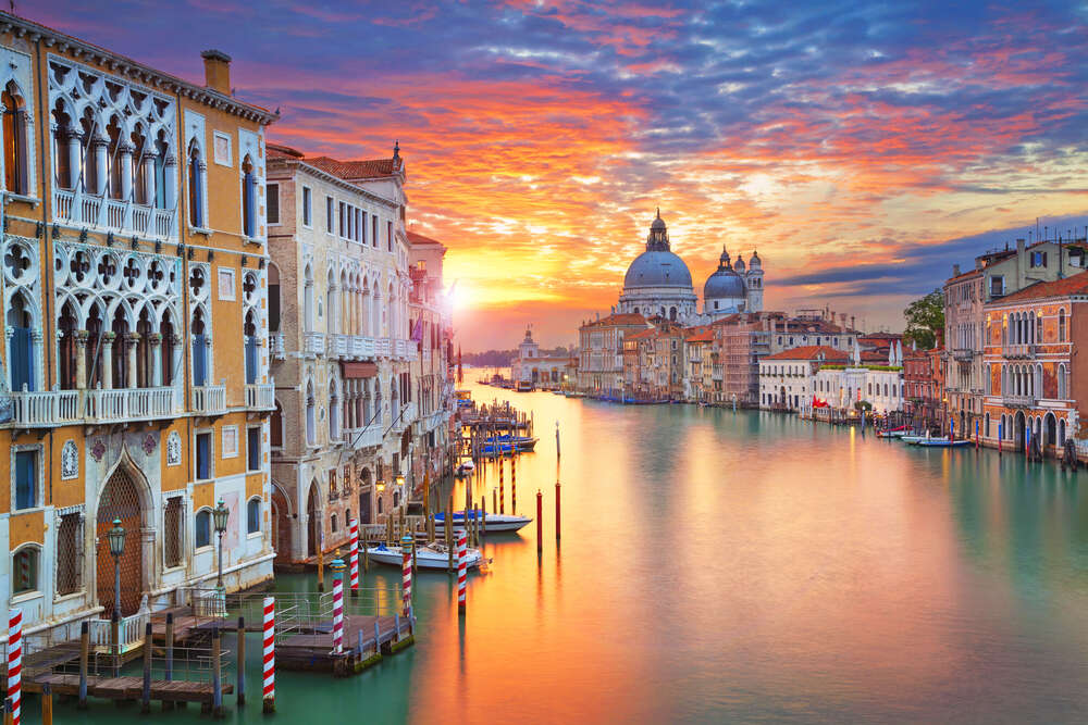 картина-постер Персиковий захід сонця відбивається в тихих водах венеційського каналу