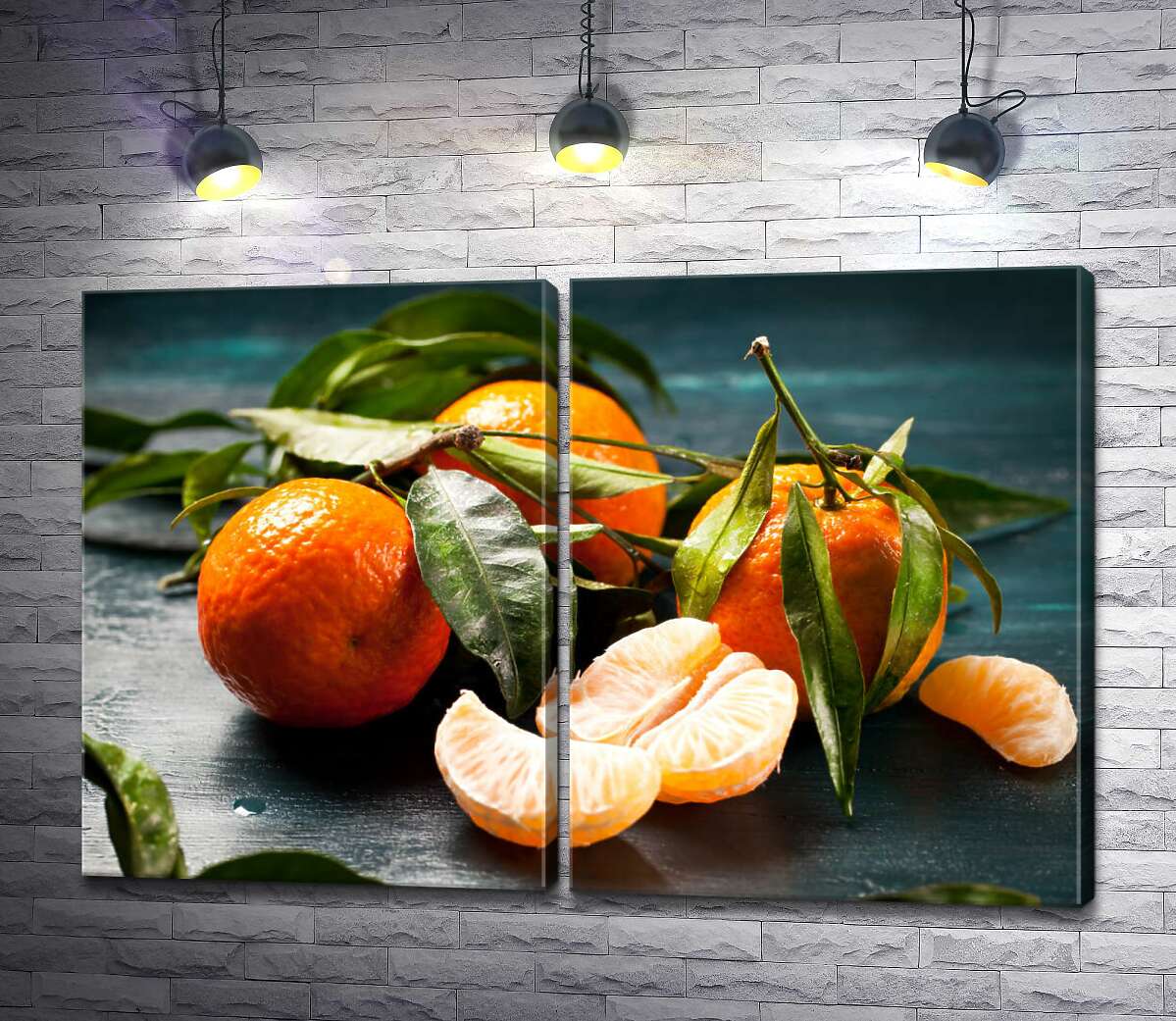 модульная картина Оранжевые поверхности пахучих мандаринов под зеленью листочков