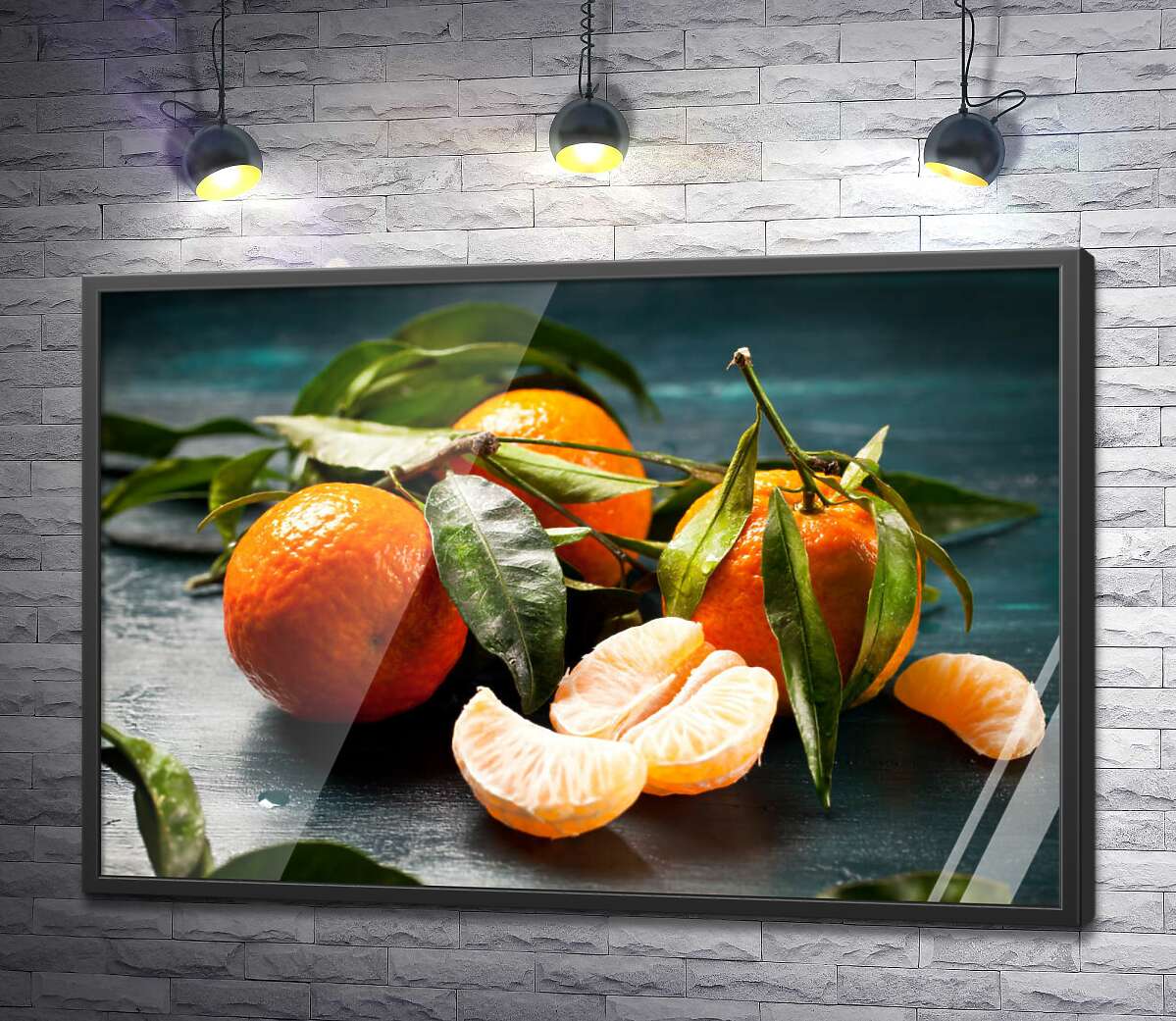 постер Оранжевые поверхности пахучих мандаринов под зеленью листочков