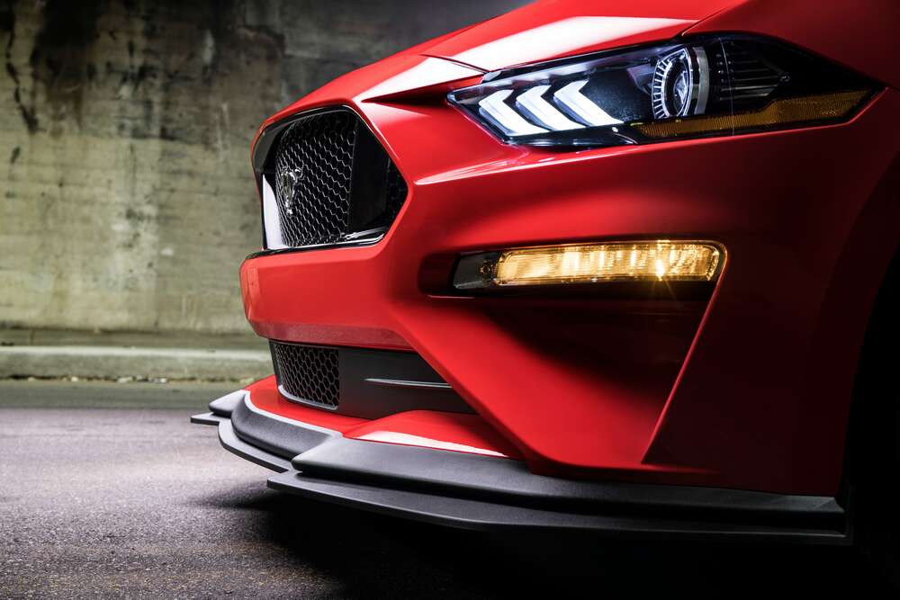 картина-постер Красный бампер автомобиля Ford Mustang Shelby GT500 с плавными изгибами фар