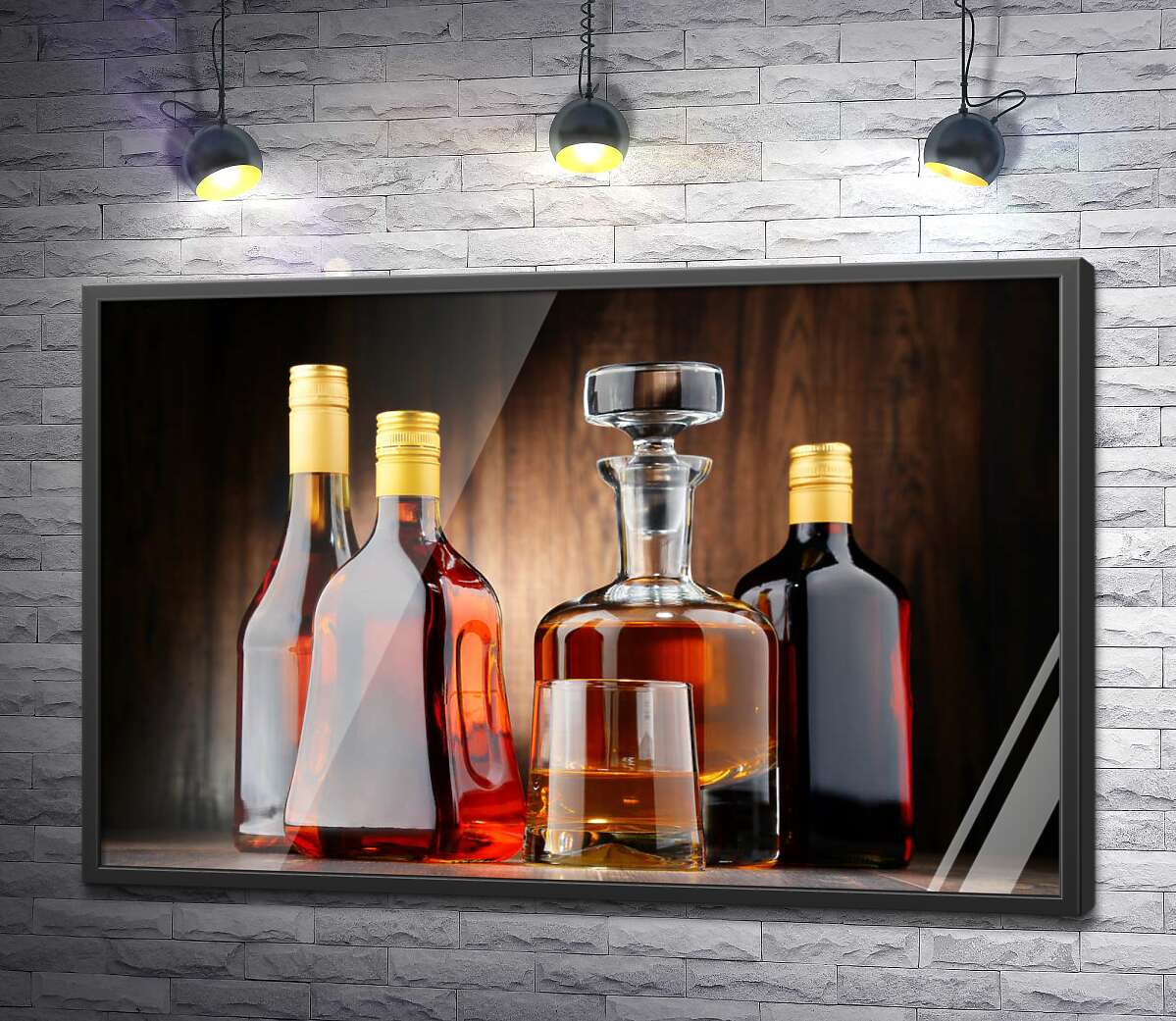 постер Медовые оттенки крепкого алкоголя в стеклянных бутылках