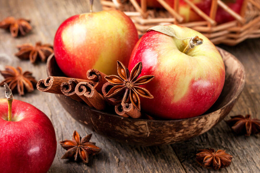 картина-постер Запахи осени: краснобокие яблоки с корицей и бадьяном