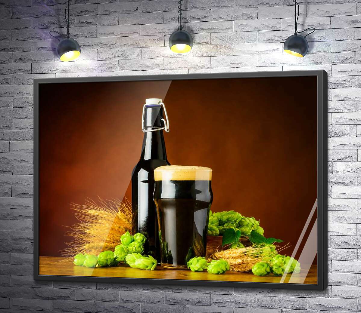 постер Бутылка рядом с бокалом черного пива в окружении хмеля и пшеницы