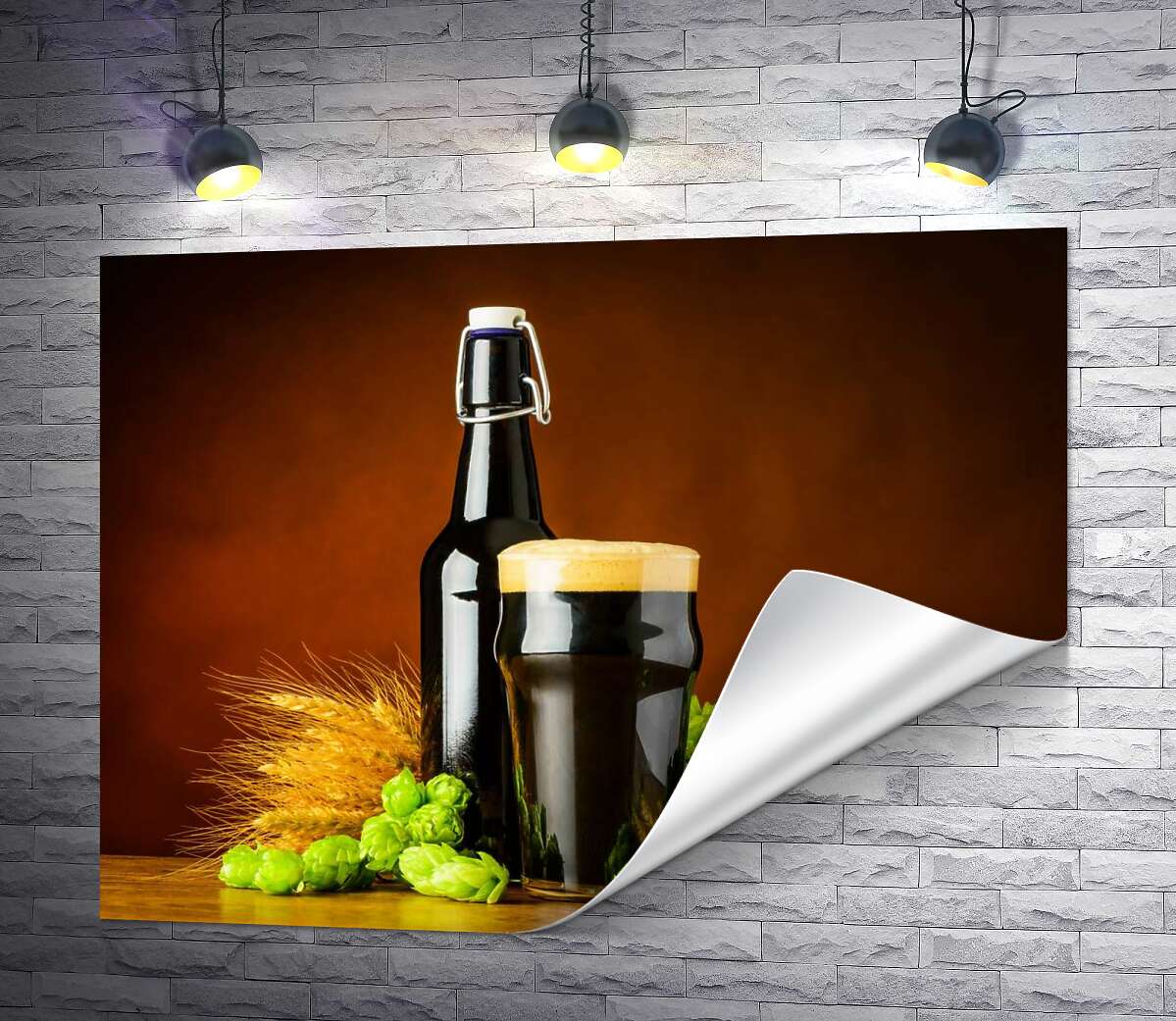 печать Бутылка рядом с бокалом черного пива в окружении хмеля и пшеницы