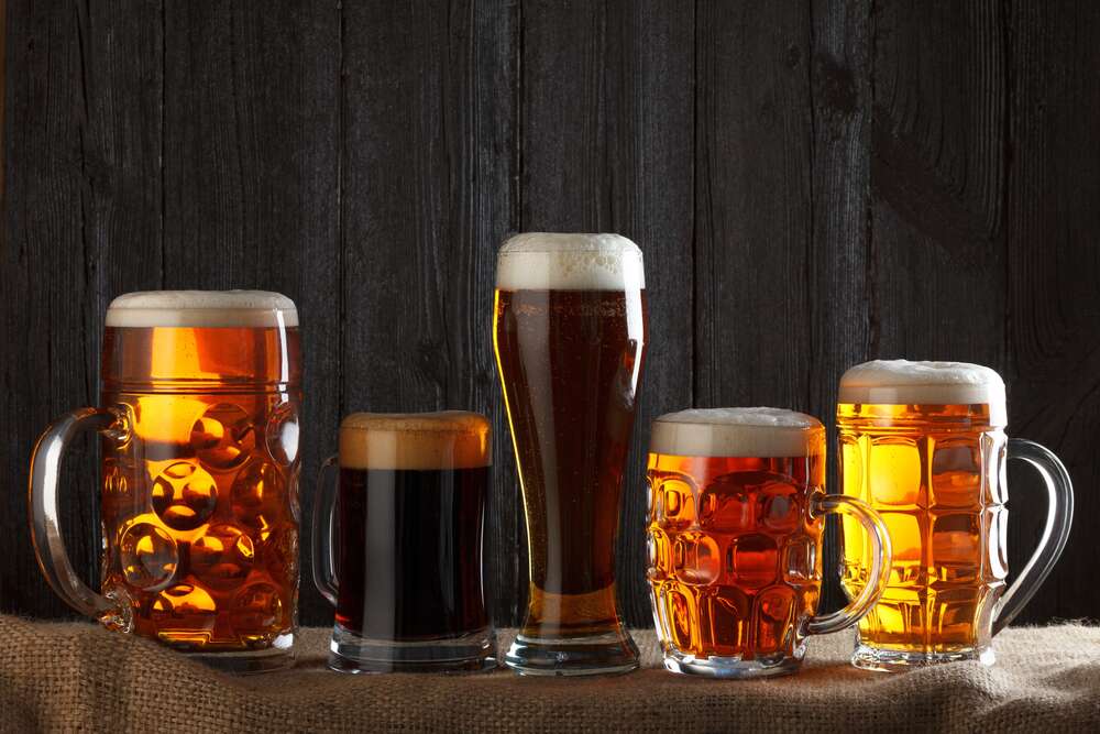 картина-постер Золотые оттенки сортов пива в разнообразии стеклянных бокалов