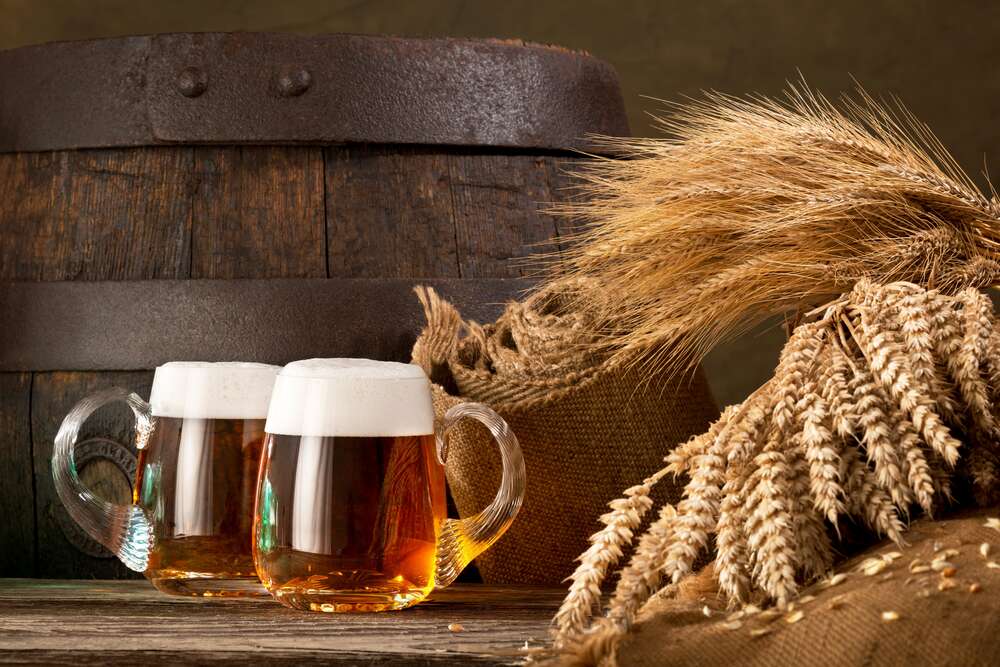картина-постер Келихи пива в оточенні снопів пшениці та ячменю