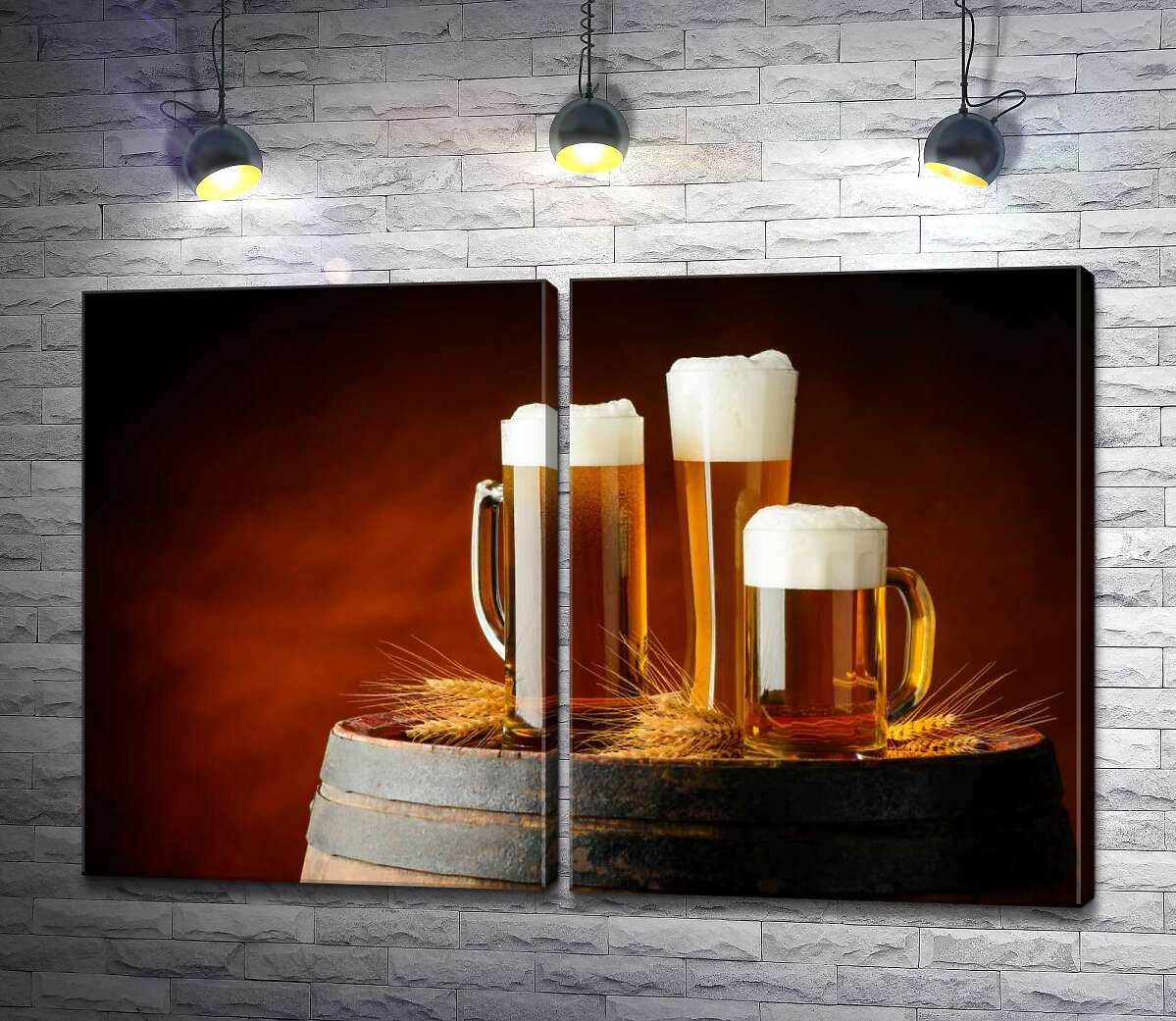 модульная картина Желтое пиво пенится в бокалах на деревянной бочке