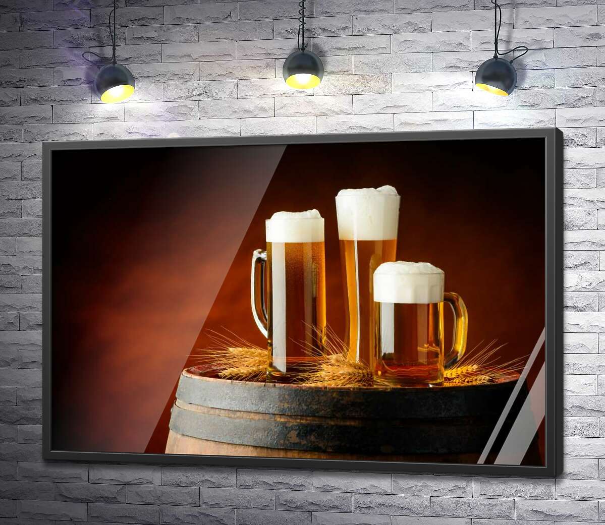 постер Желтое пиво пенится в бокалах на деревянной бочке