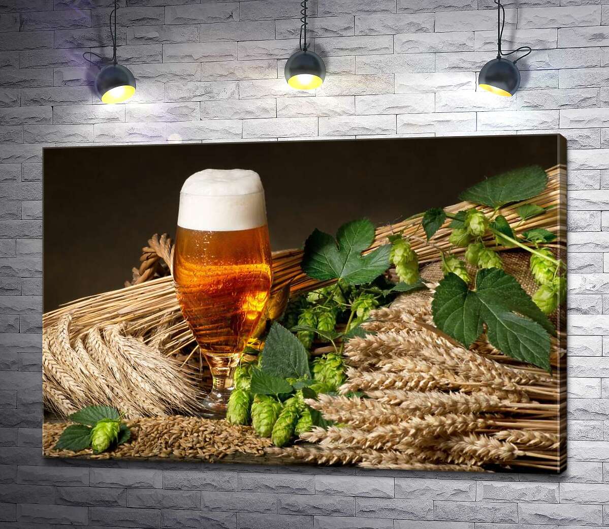 картина Стакан янтарного пива среди снопов пшеницы, ячменя и зеленых головок хмеля