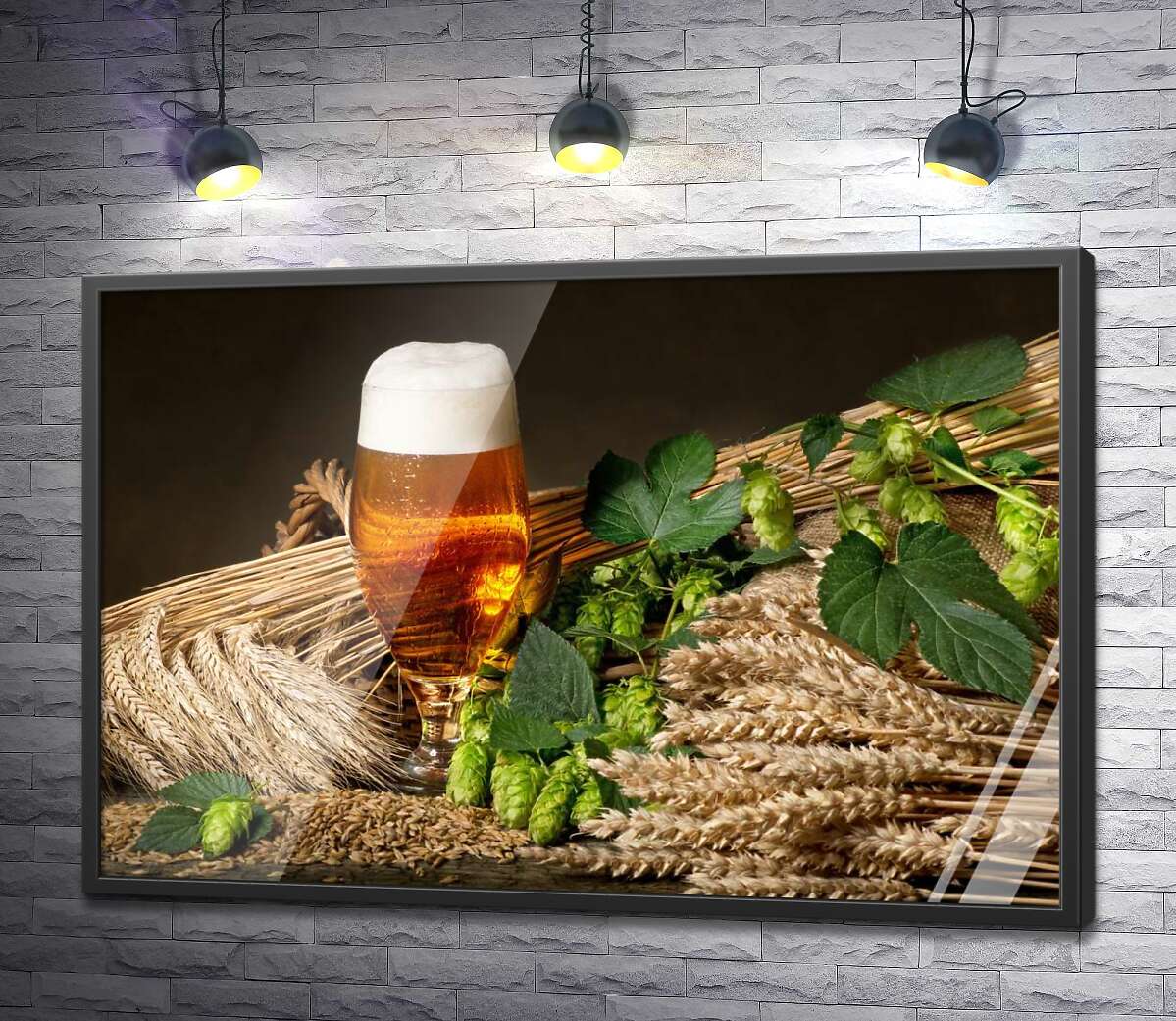 постер Стакан янтарного пива среди снопов пшеницы, ячменя и зеленых головок хмеля