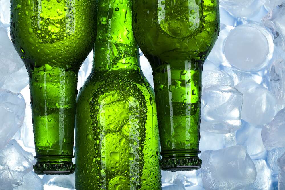 картина-постер Прозрачные капли воды стекают по зеленому стеклу бутылок с пивом