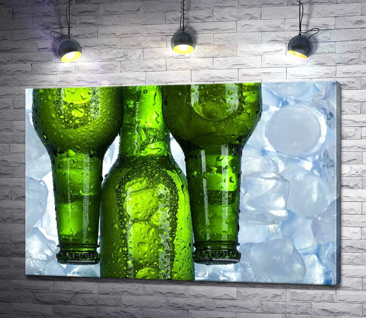 картина Прозрачные капли воды стекают по зеленому стеклу бутылок с пивом