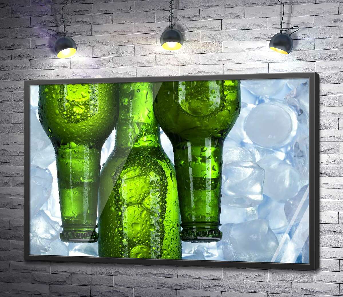 постер Прозрачные капли воды стекают по зеленому стеклу бутылок с пивом