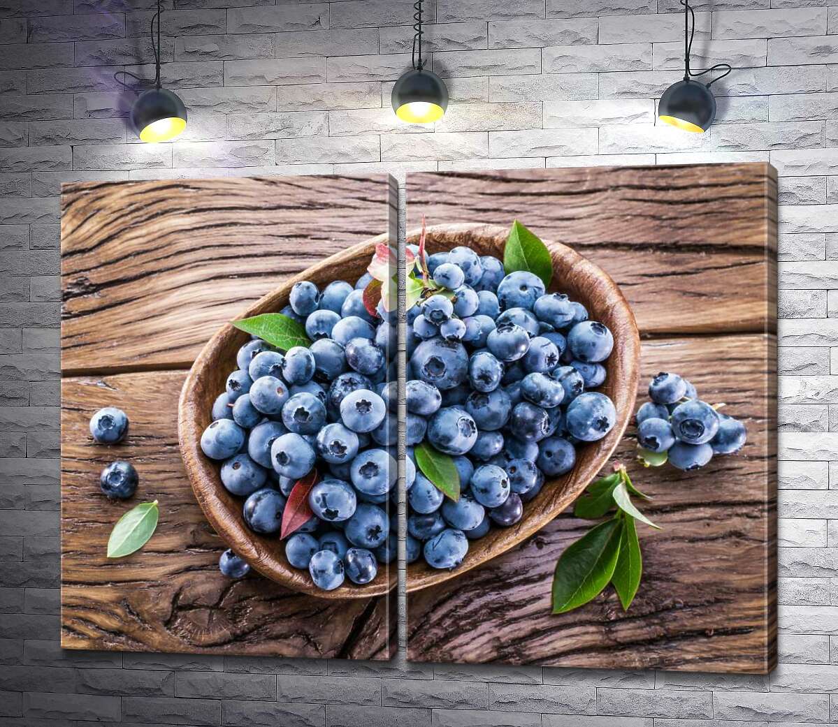 модульная картина Деревянная тарелка с ягодами черники