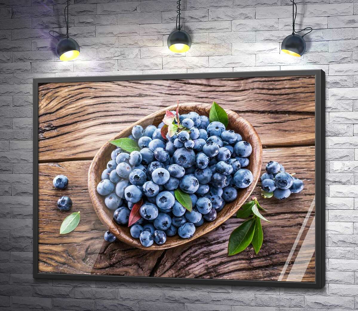 постер Деревянная тарелка с ягодами черники