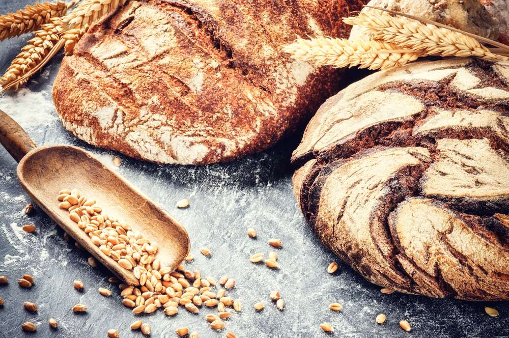 картина-постер Хрустящие буханки хлеба среди колосьев и зерен пшеницы