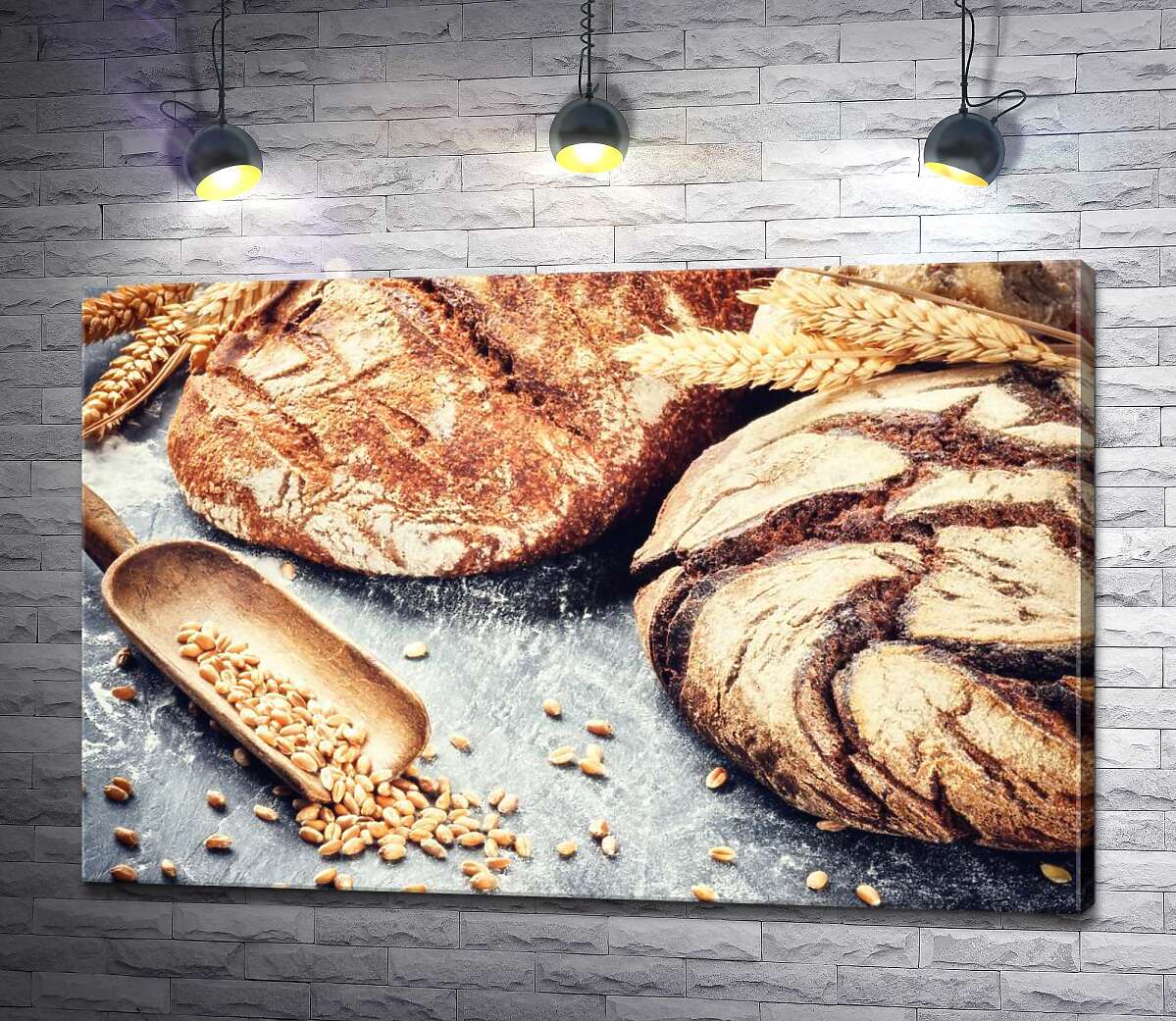 картина Хрустящие буханки хлеба среди колосьев и зерен пшеницы