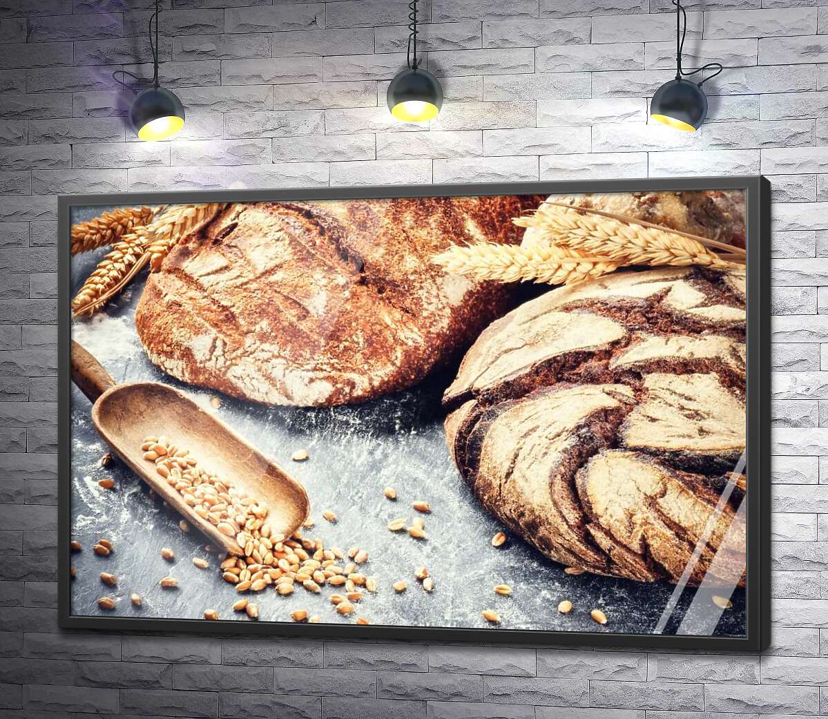постер Хрустящие буханки хлеба среди колосьев и зерен пшеницы