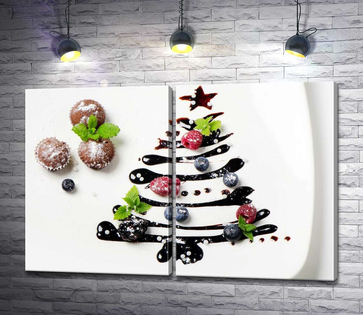 модульная картина Шоколадная глазурь в форме елки рядом со свежими кексами
