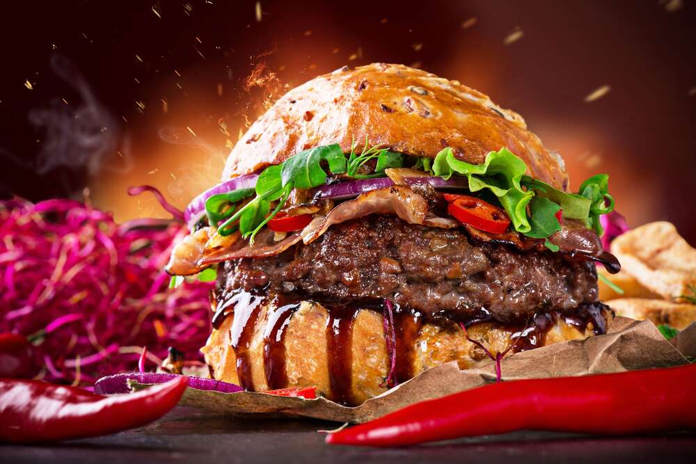 картина-постер Сочный бургер с шинкованным луком и перцами чили