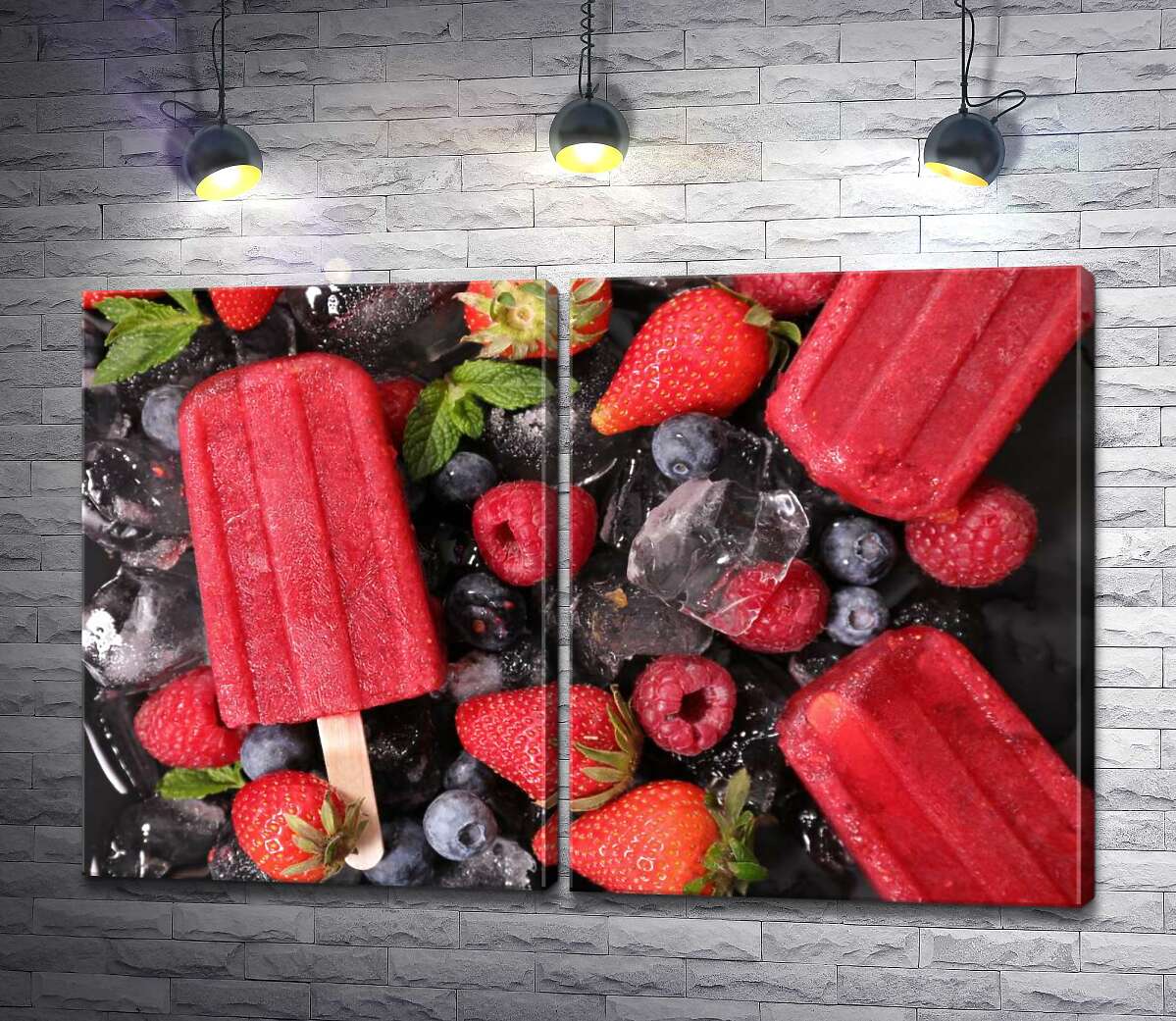 модульная картина Яркое мороженое в окружении ягод