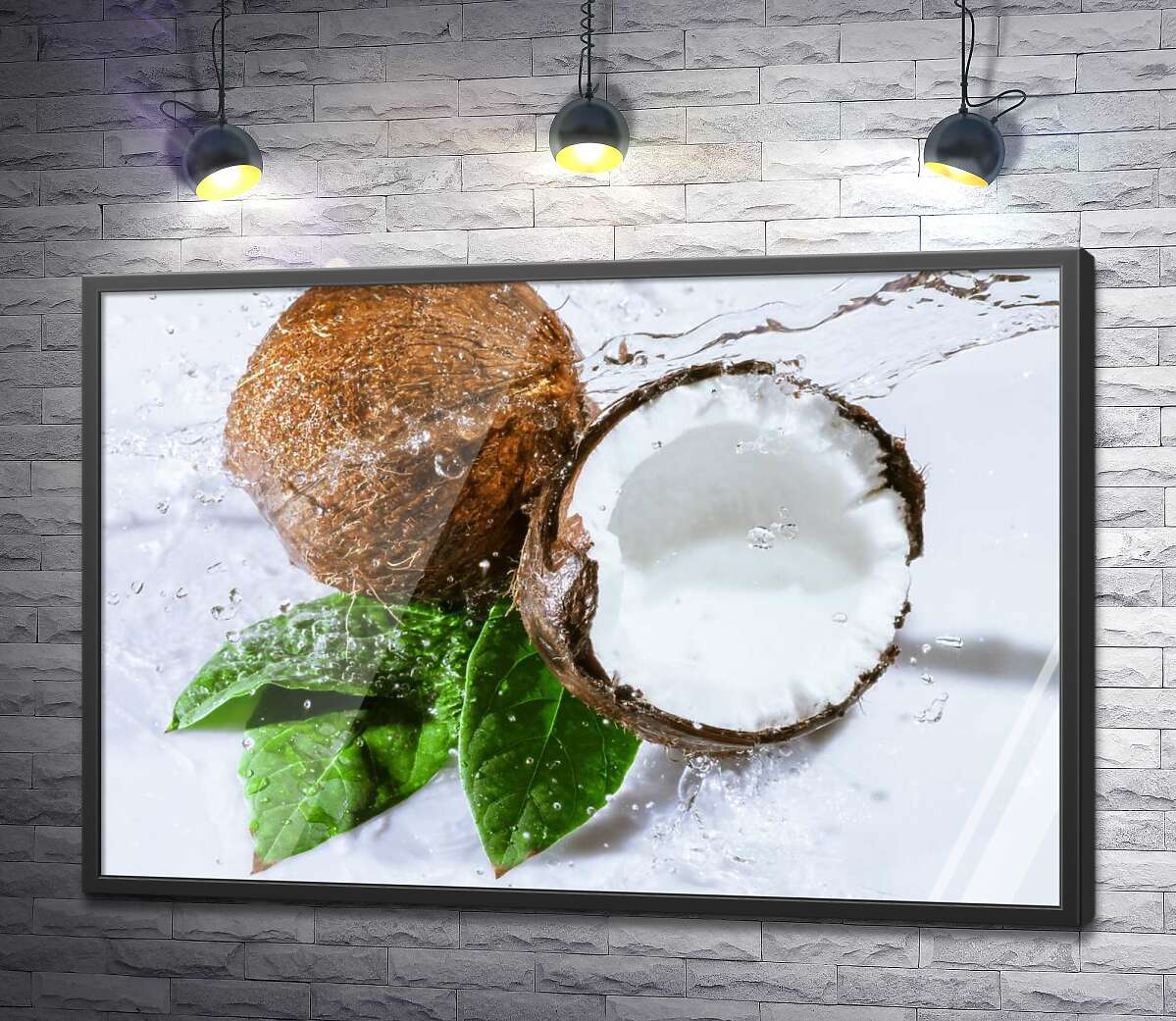 постер Бризки прозорої води падають на кокосові горіхи