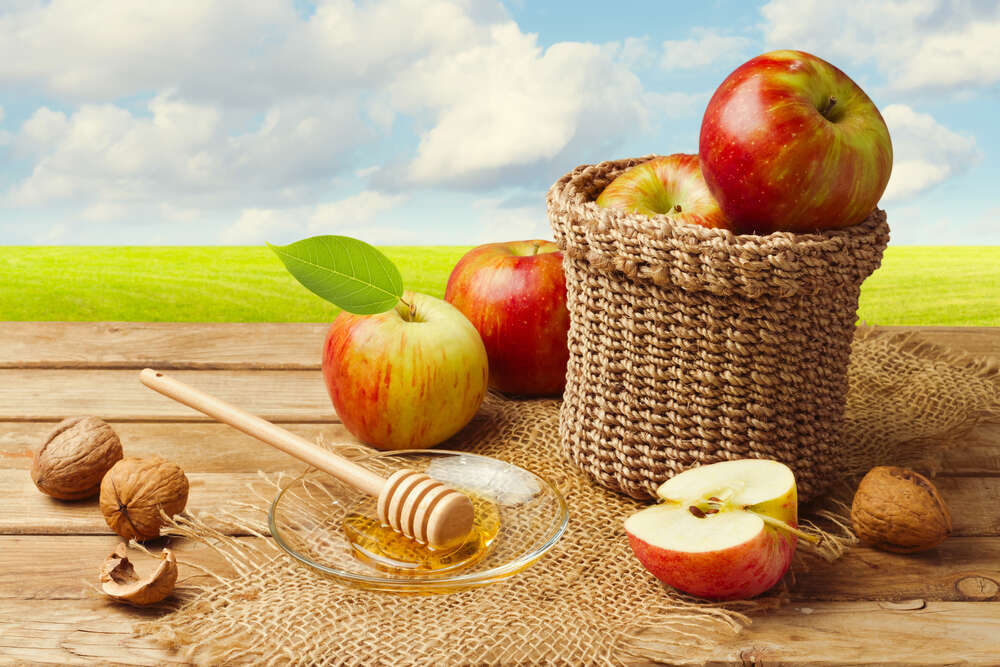 картина-постер Дары осени: корзина с яблоками, мед и орехи