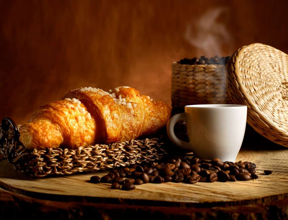 картина-постер Горячий кофе с круассаном на завтрак