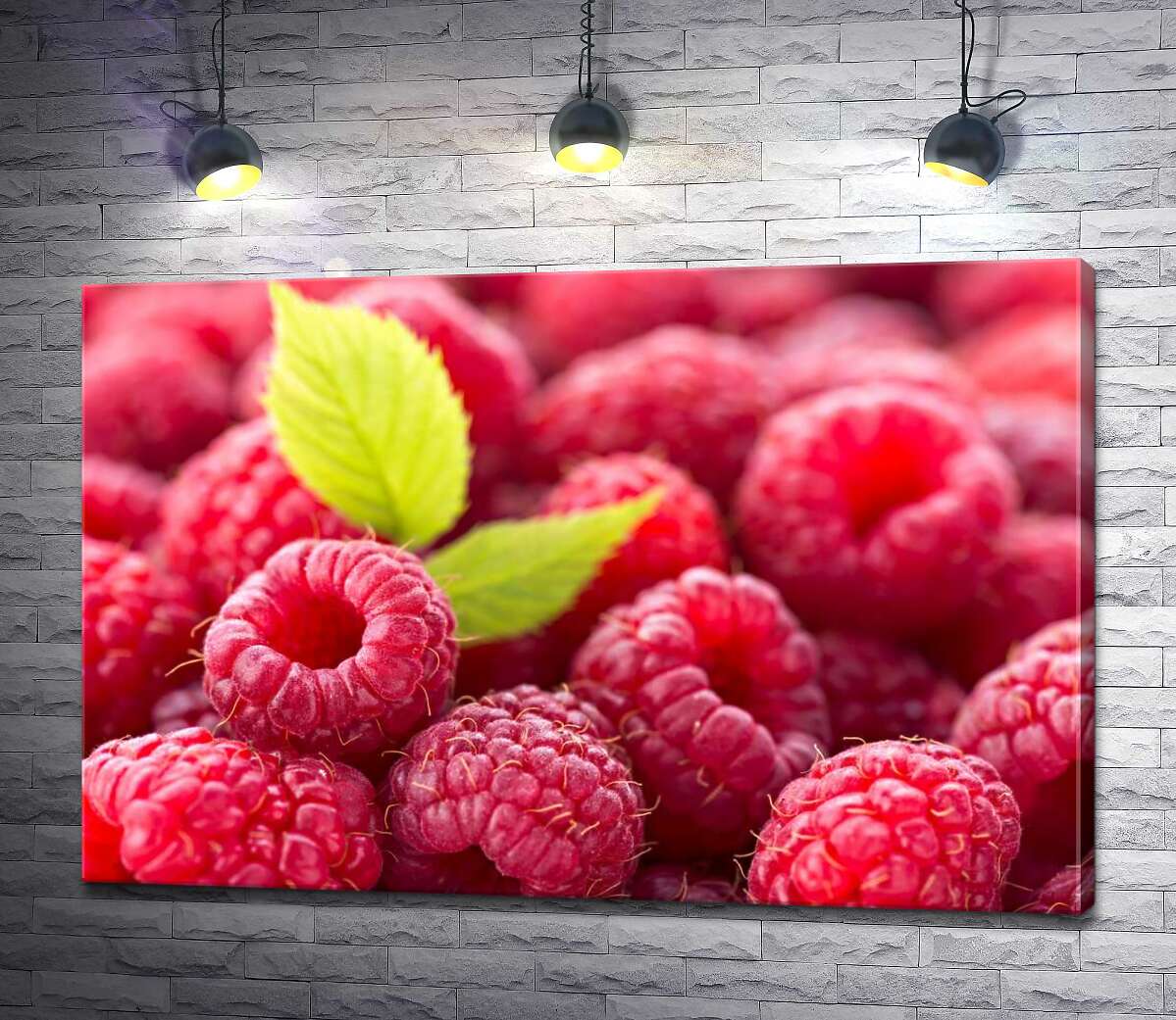 картина Сладкие ягоды малины с нежными листочками