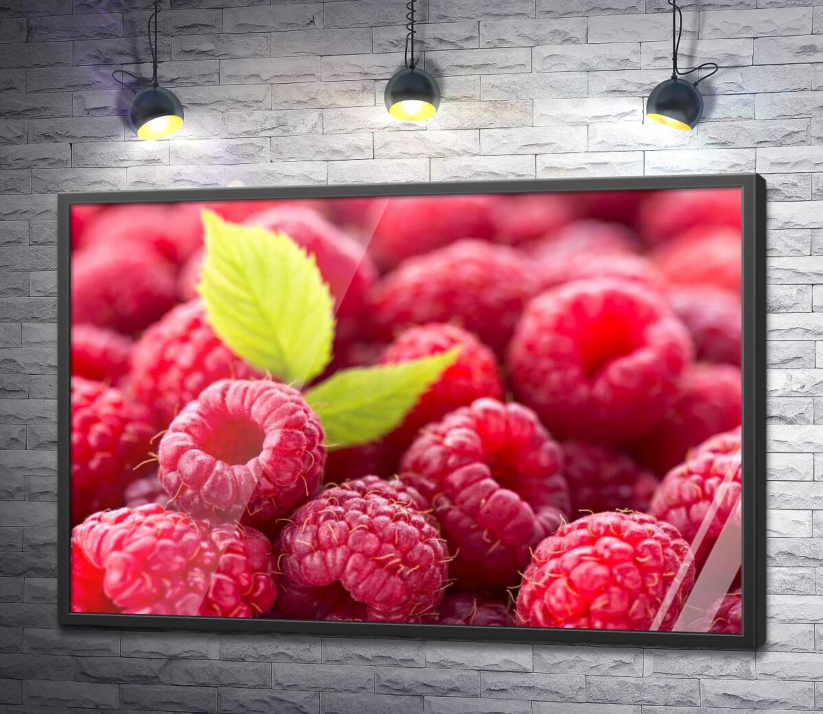 постер Сладкие ягоды малины с нежными листочками