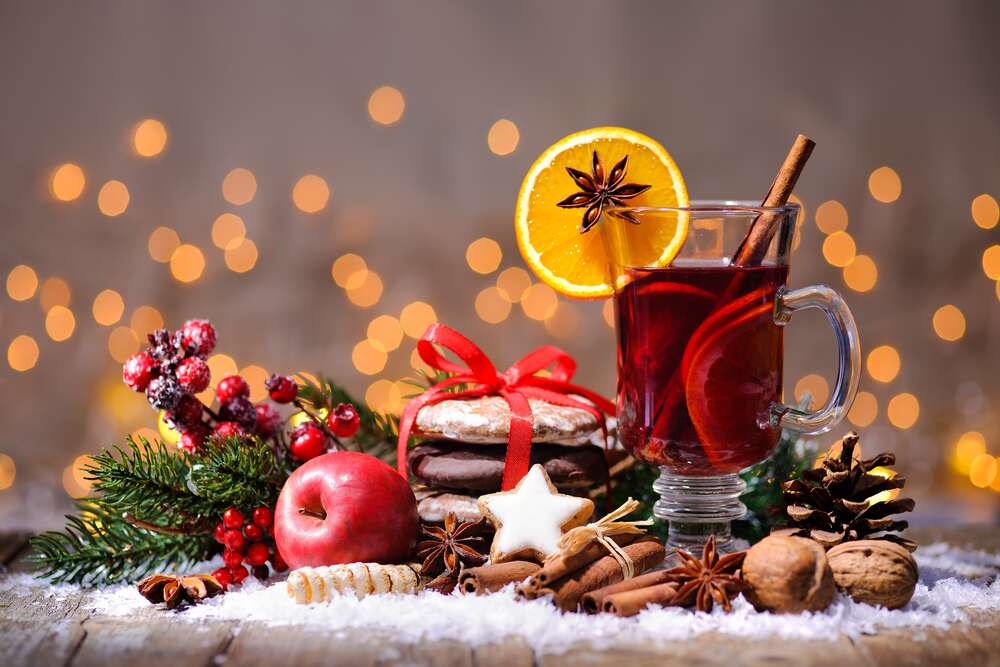 картина-постер Новогодний натюрморт: душистый глинтвейн со связкой печенья, яблоком и пряностями