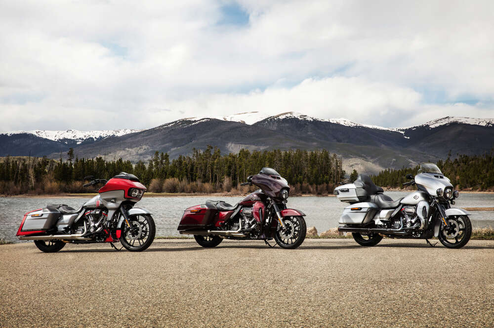 картина-постер Три мотоцикли Harley-Davidson Road Glide стоять на березі річки