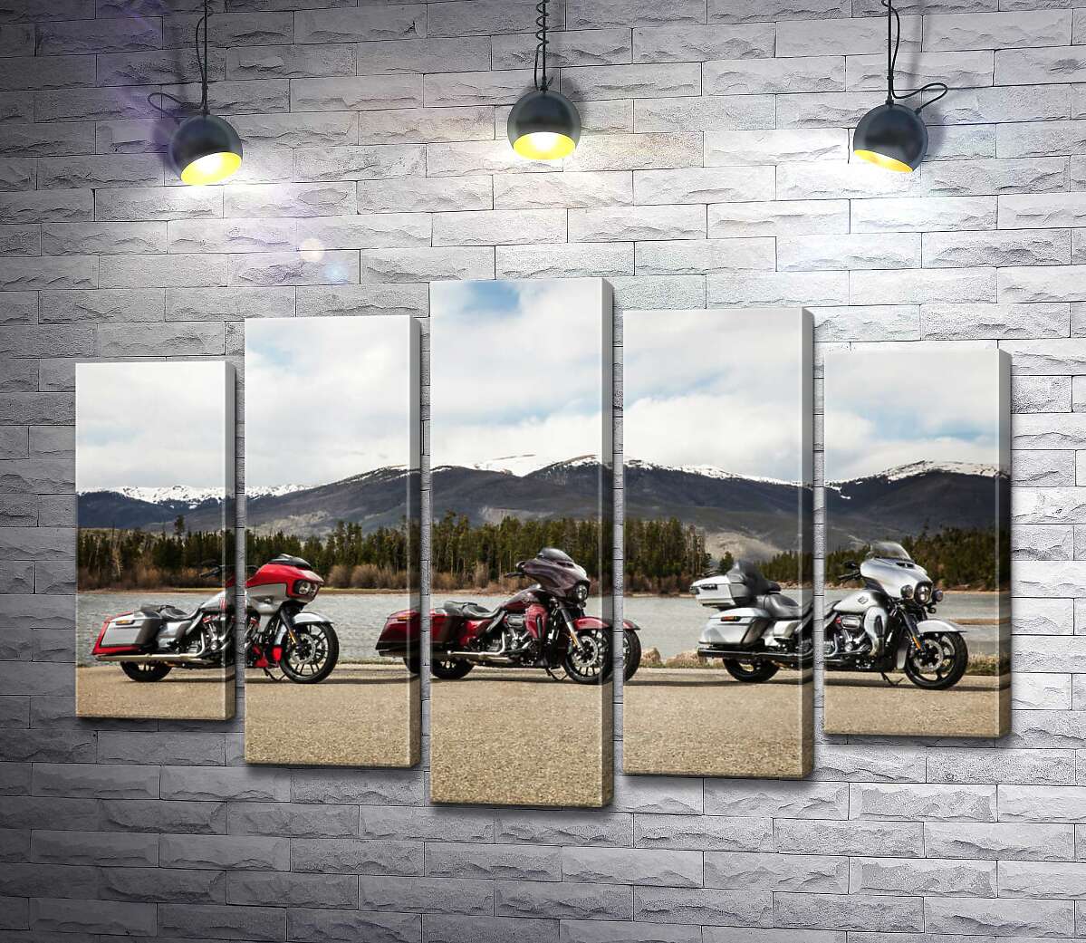 модульная картина Три мотоцикла Harley-Davidson Road Glide стоят на берегу реки (Модуль №4)