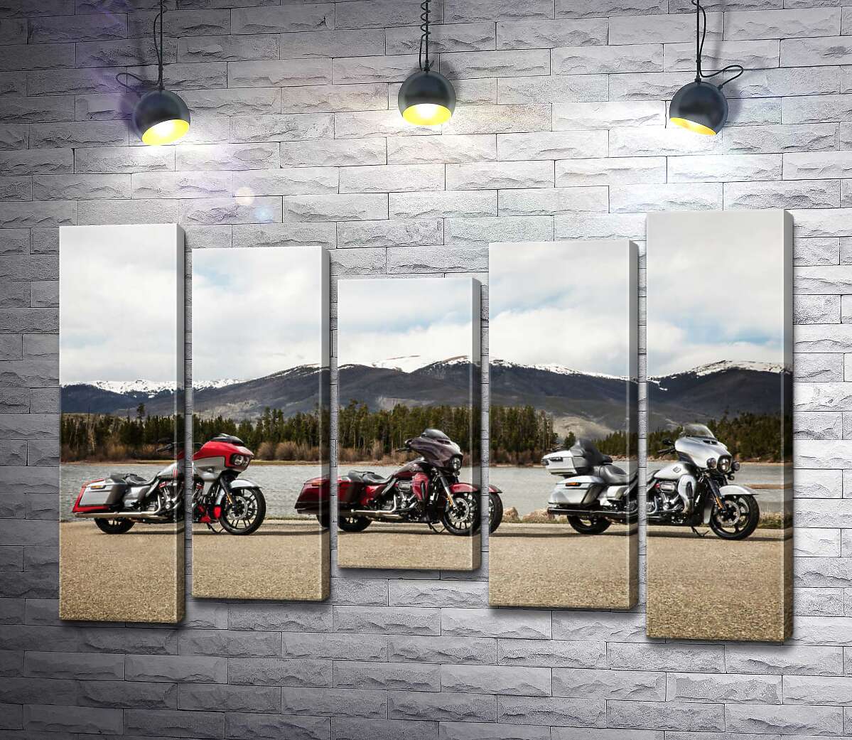 модульна картина Три мотоцикли Harley-Davidson Road Glide стоять на березі річки (Модуль №27)