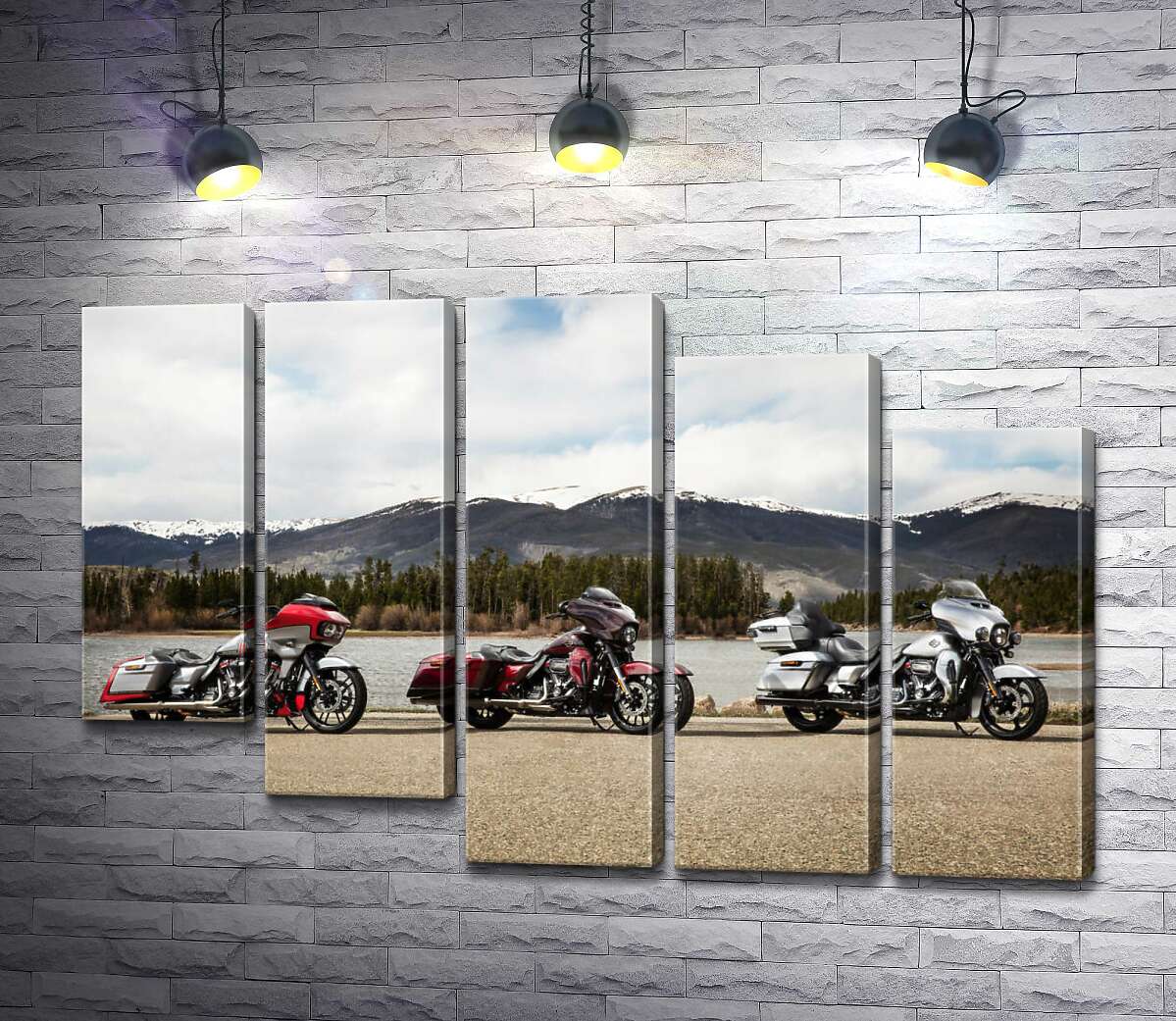 модульна картина Три мотоцикли Harley-Davidson Road Glide стоять на березі річки (Модуль №28)