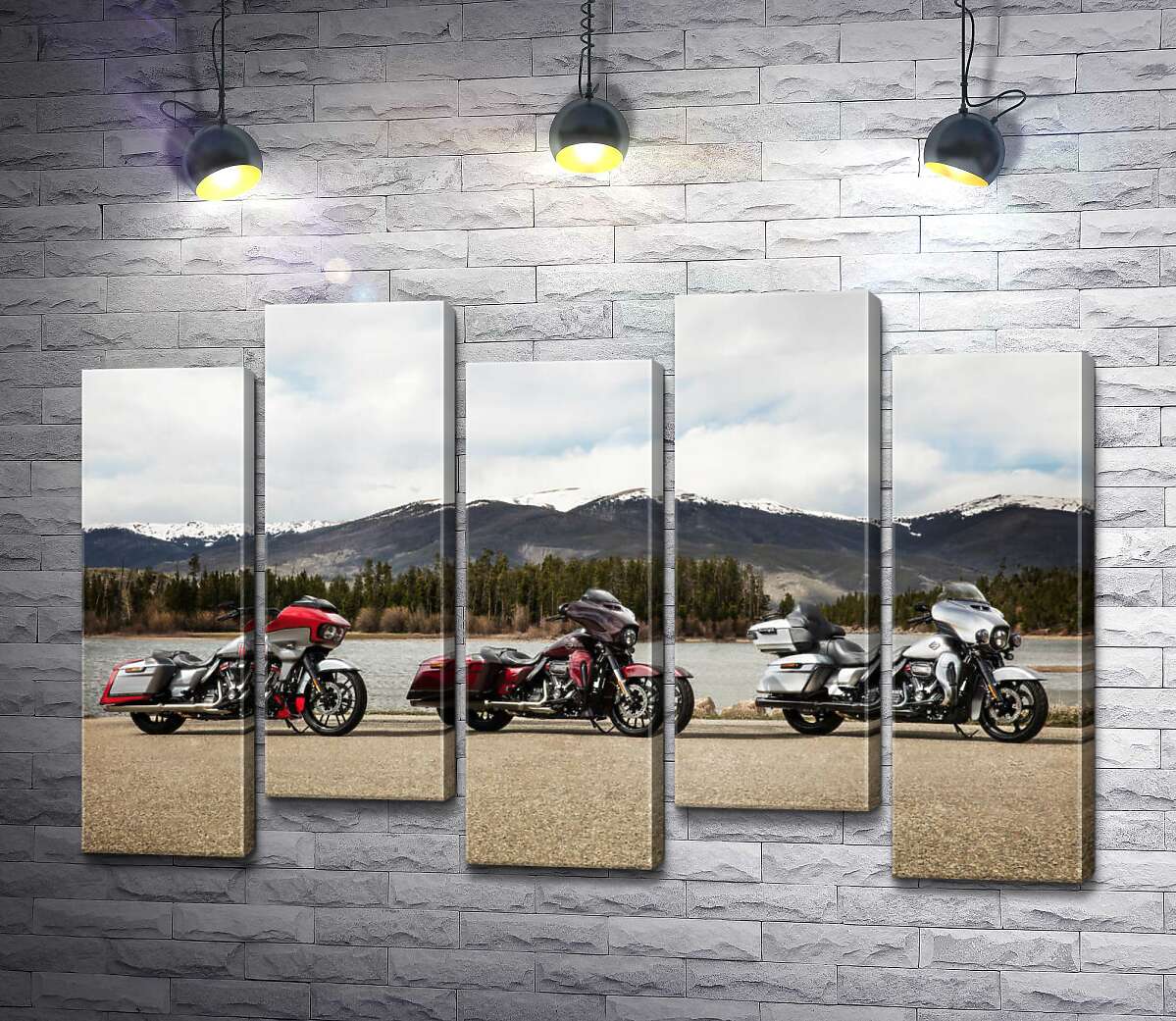 модульная картина Три мотоцикла Harley-Davidson Road Glide стоят на берегу реки (Модуль №30)