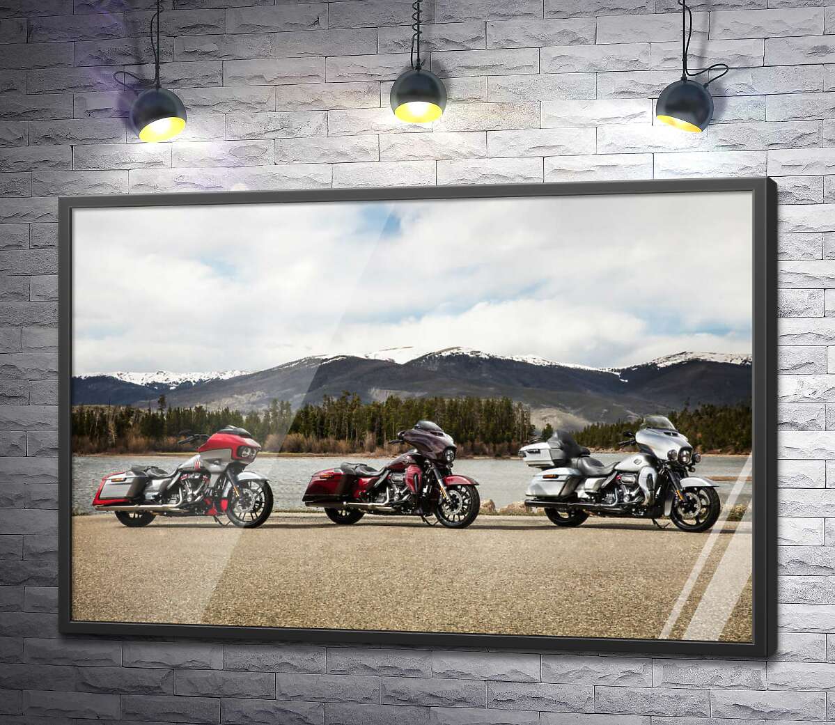 постер Три мотоцикли Harley-Davidson Road Glide стоять на березі річки