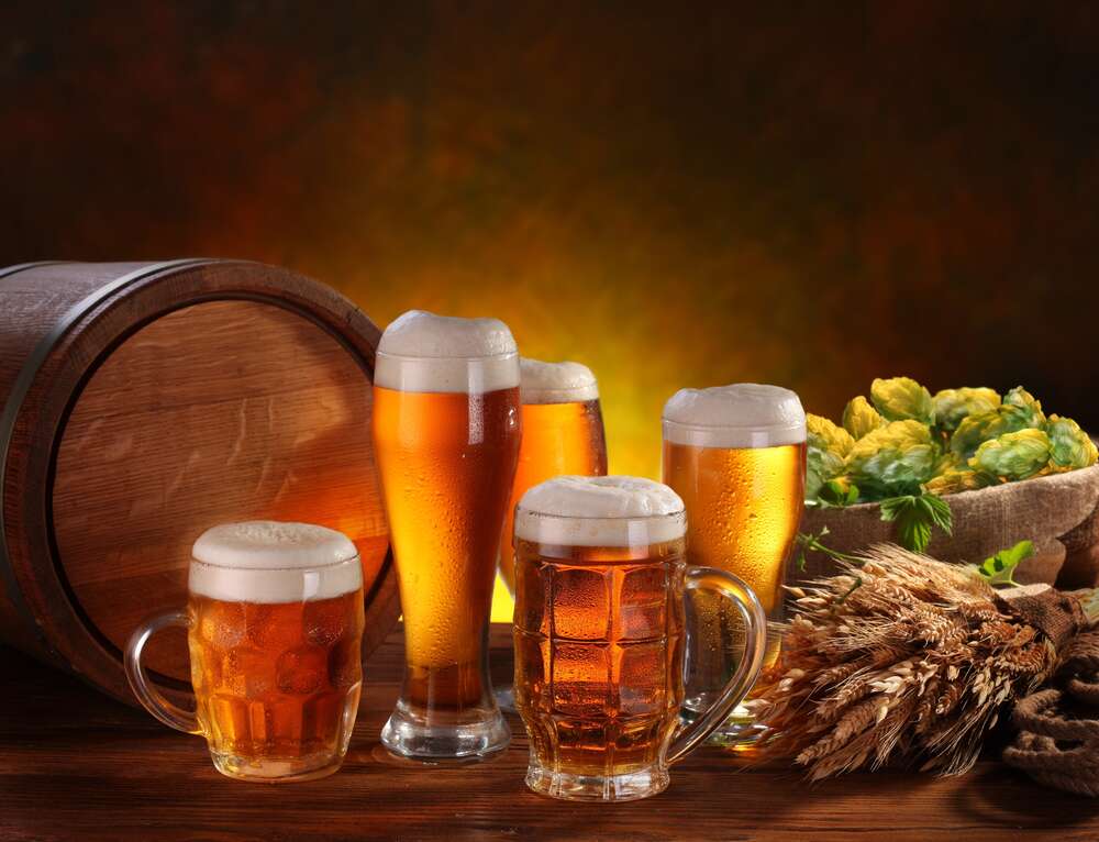 картина-постер Келихи світлого пива в оточенні хмелю, пшениці та бочки
